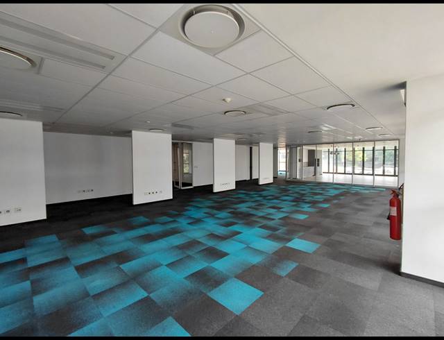 1,005M² OFFICE TO LET IN BRYANSTON